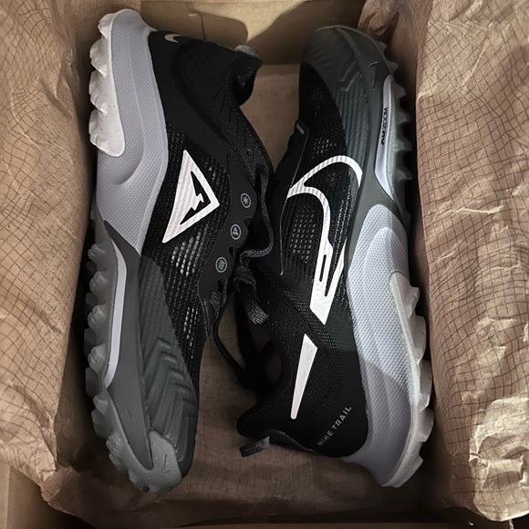 Nike Air Zoom Terra Kiger 8 in Black and Gray (New in box ) Size 9 - Picture 2 of 11